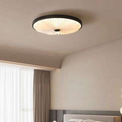 Round ceiling lamp with creases